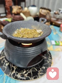 在喧嚣中寻求宁静，在繁杂中追求简约，在匆忙中学会慢行，在满溢时懂得留空。