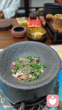 在喧嚣中寻求宁静，在繁杂中追求简约，在匆忙中学会慢行，在满溢时懂得留空。