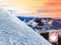 夕阳熔金，将两座山峰染成一片炽烈的赤红。我们站在各自的峰顶，中间隔着一道深不见底的峡谷。风在耳畔呼啸，卷起尘土，也卷走了多年来的沉默。他向我举起手，我也举起手，掌心相对，影子在空中交汇。那一刻，所有的竞争、汗水、孤独都化为无声的理解。不是谁征服了谁，而是我们都抵达了这里。顶峰相见，原来不是终点，而是另一种开始。配图