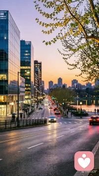 我驻足回望，天边的最后一抹霞光正悄然隐去，而远处的灯火次第亮起，像星星落进了人间。这一刻，忽然明白：初春的黄昏，是冬天与春天的交接，是寒冷与温暖的博弈，更是生命在沉寂后重新出发的序章。而我们，只需怀着一颗柔软的心，去感受这份微小却坚定的美好，便能在时光的流转里，找到属于自己的那份宁静与力量。配图