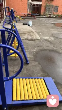 最近喜欢玩小区的健身器材配图