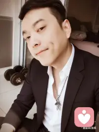 夜晚适合放空，也适合倾听，听心事，听晚风，听自己。配图