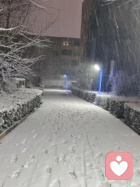 春雪，
是冬天最后的温柔。
万物在悄悄酝酿着新的生机！
这一年的烦恼，一定会被这场瑞雪掩盖。
如果你也刚好见到雪，那就当我们在围雪畅聊吧！配图