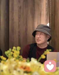 所有人出现在你生命里是为了配合你，
演完一场人生的戏，
让你认识你自己，
你要用一生的时间来完成一次“自我审视” 。