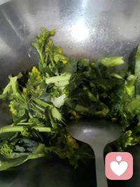 这些都是我昨天闲逛在路边捡来的菜。
换季了，本地人要种新的菜，所以把这些都拔下来放路边。
车来车往很多，我还是捡了，不偷不抢的，妹什么可丢人的。😊😊😊配图