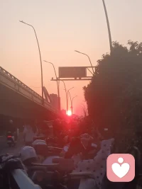 上帝最仁慈和最讨厌的地方是什么？最仁慈的是耐心。上帝以极大的耐心引导着我们以无法察觉的缓慢进度一点点地长大、变老、走完这一生。上帝把时间切成了无数细微的碎片，让我们感觉今天如同昨日，明天如同今日，而我们的身体并没有任何变化。我们不会因为今天或者明天突然变老而痛苦不堪。而等我们意识到自身变化的时候，人生光景已经溜走了多半。而上帝最讨厌的地方也是耐心。我们做了一件坏事，并不会立刻受到惩罚；我们做了一件好事，也不会立刻给予奖赏。上帝以令人讨厌的极大耐心，把一切结果装进了碎微的时间袋子，然后慢慢地等待，一点点地打开，永远保持着祂独有的神秘。而当最终结果呈现在我们面前的时候，已经为时晚矣。配图