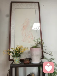 内心的空洞往往不是被他人填满，而是在温柔对待自己的过程中，渐渐被自己的光照亮。你不是学会了爱别人才变得完整，而是在爱护自己的路上，自然而然地有了可以分享的温暖。