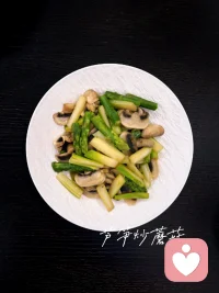 高端的食材，往往采用最朴素的烹饪方式。草原手把肉，只需要水和姜片，就能还原自然的味道，清香无比。越低档的食材，越是要用各种调料来掩盖本身的低端。就如人类一样，高层次的人，简单；低层次的人，复杂，而且越低越复杂，满脑子莫名其妙的猜疑和空想。想想就让人脑仁疼