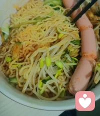 莫言曾说过：“当你尝尽社会的无情，金钱的压力，爱情的不堪和人性的险恶。你就会明白，别人的屋檐再大，都不如自己有把伞。你更会懂得，读书和赚钱才是人生最好的修行。”配图