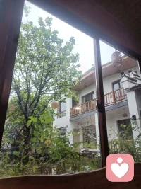 假如你不愿意拿出精力去创造自己想要的生活，那么你将耗费大量的精力去应付当下的生活。向前跑耗费的能量，并不比在原地蹦来蹦去消耗大。努力了，也许只能维持现状，如果不努力，必然退后。人生如逆水行舟，不进则退。