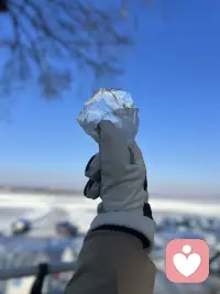 怀念哈尔滨的大雪风飞
是那种冷到骨子里，
却又让人念念不忘的凛冽

生活难免寒凉，
心里若有解不开的情绪与困惑
愿做你温暖的倾听者配图