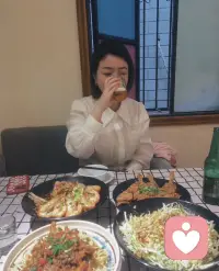 为了一口美食，为了一杯小酒
更想守住不发胖的自在
于是每天五点，准时开饭

今天阳光正好，风也温柔
日子清欢，满心舒畅配图