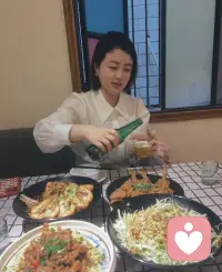 为了一口美食，为了一杯小酒
更想守住不发胖的自在
于是每天五点，准时开饭

今天阳光正好，风也温柔
日子清欢，满心舒畅配图