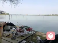 不必总是匆匆赶路，偶尔也要停下来，等一等灵魂。
看看路边新开的花，感受一下午后的暖阳。生活中的幸福感，往往藏在那些看似“无用”的慢时光里。今天，请给自己一个无所事事的下午吧。配图