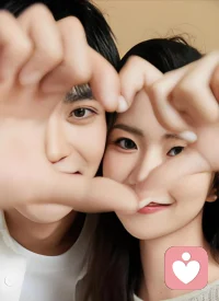 人这一生，会遇见很多人，
有人惊艳时光，有人温柔岁月。
可唯有那个让她哭笑交织的人，
成了心底最深的执念。
明明想剪断，
却总在不经意间被牵动，
连呼吸都带着淡淡的疼。
她不是不懂放下，
不是不想向前走。
只是这个人，
参与了她最真的年华，
承载了她最浓的深情，
成了独一无二、无人能替代的存在。配图