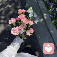 缘分深浅，皆是心安：
一直觉得，人与人之间的相遇，从来都不是偶然。每一次遇见，每一次陪伴，都是缘分悄悄写下的答案。有人问我，一段关系里最该在意的是什么？我想，不是非要走到最后，而是无论缘分深浅，我们都能真诚相待，不负遇见。
 
如果缘分足够深，我希望能牵着你的手，陪你走到最后。一起看四季更迭，一起经历风雨晴天，把平凡的日子过成温柔的诗篇。不用急着奔赴终点，慢慢走，认真爱，把每一个朝夕都好好珍惜，让陪伴成为最长情的告白。
 
可如果缘分太浅，只能陪你走一段路，我也心怀感激。这段路或许不长，却足够温暖。谢谢你出现在我的生命里，带给我欢笑与感动，教会我成长与珍惜。即便后来走散，也不必遗憾，更不必纠缠。那些一起走过的时光，那些藏在回忆里的温柔，都是岁月最好的馈赠。
 
缘分这件事，从来不由人。能走到最后是幸运，相伴一程也是恩赐。不强求，不执念，不辜负每一份相遇，不遗憾每一次别离。无论未来我们身在何处，只愿你平安顺遂，岁岁无忧。而我，会带着这份遇见的温暖，继续前行。

愿你我都能在缘分里，心安自在，遇见皆是温柔。配图