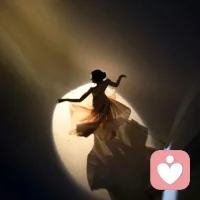 “一个好的伴侣，会让你同时找到两种幸福：
心定的感觉，和心动的力量。”
真正滋养你的关系，从来不是谁依赖谁，而是两种能量在彼此照亮：一种让你温柔落地，一种助你乘风而起。
 
那个让你心静的人，是你的土壤。
 
他接得住你的情绪，看得穿你的坚强。有他在，你再不必永远刀枪不入，世界再大，心却有了落脚的地方。这份安静，是让你在浮躁世界里，终于能听清内心真正的声音。
 
而那个让你精进的人，是你的翅膀。
 
他比你更相信你的潜力，在你徘徊时轻轻推你一把，在你迷茫时为你举灯。真正的成长，从来不是独自赶路，而是有人陪你见证自己一步步突破极限。
 
静与进，如同月夜与朝阳——一个让你沉淀，一个催你绽放。
 
最顶级的爱情，是既能陪你细水长流，也能与你并肩远航。无论三餐四季，还是山川湖海，他都在身旁。
 
但亲爱的，无论是否遇见这样一个人，请先为自己筑起这样的能量场：内心柔软而有力量，脚步从容却有方向。
 
当你能成为自己的避风港和灯塔，这一生，便在无畏惧。配图