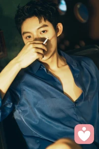 你知道男人最怕什么吗？我猜你大概率从来没有认真想过这个问题。你看他每天出门一脸平静，好像什么都能扛得住。下班回家之后沉默吃饭，刷会手机倒头就睡了。他不喊疼，你就以为他不会疼。他不说累，你就真的觉得他不累。他没对你提要求，你就认为他无所求。

但是你们要知道，沉默不代表无感，不说出口的委屈往往伤的最深。男人是能够忍很多事的，他可以连续加班一个月，可以啃着10块钱的盒饭也觉得没什么。他可以穿三年同一件外套，用着旧的手机，却舍得给你买最新款的包。他可以被客户骂，被领导训，出了公司门点一根烟深吸一口气，他又像个没事人一样了。

苦他不怕，累也不怕，丢人他更不怕，他只怕一件事，拼尽全力回到家却没有一丝温度。他怕他捧出所有的真心，你却觉得理所当然。他怕他咬牙向前冲的时候，你一盆冷水浇下来，笑他你有什么用？他要的真的不多，他不是要什么大富大贵，也不是什么惊喜浪漫。他可能只是累瘫在沙发上的时候，你递来的一杯热水。深夜加班回家，你在锅里留的一碗热汤。被生活压得喘不过气的时候，你轻轻一句没事有我呢。甚至它就只是一个什么都不说，却充满理解的拥抱。

这些瞬间就能够让他重新蓄满力量，因为他知道所有的付出都被看见了，所有的辛苦都被心疼着呢。为了这个他第二天就能继续爬起来，心甘情愿的去为你战斗。男人不是钢铁铸的，他只是一直在用肉身为你挡风遮雨。他也会脆弱，他也会无助，他也会期待一份温柔的支持。

可是有多少男人直到心彻底凉透了，也没等来一句你辛苦了。所以别再说什么他好像什么都不需要，他不是不需要，他只是习惯了沉默，习惯了付出，习惯了做一个不会哭不会要的人。但是他心里比谁都渴望那个他拼尽一切去守护的家，也能够给他一点理解和温暖。

真正击垮一个的从来都不是外面的苦难，而是家里的冷漠。而能够让他无惧风雨的也不过就是一句懂得，一份心疼，一盏为他一直而亮的明灯。