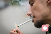 你知道男人最怕什么吗？我猜你大概率从来没有认真想过这个问题。你看他每天出门一脸平静，好像什么都能扛得住。下班回家之后沉默吃饭，刷会手机倒头就睡了。他不喊疼，你就以为他不会疼。他不说累，你就真的觉得他不累。他没对你提要求，你就认为他无所求。

但是你们要知道，沉默不代表无感，不说出口的委屈往往伤的最深。男人是能够忍很多事的，他可以连续加班一个月，可以啃着10块钱的盒饭也觉得没什么。他可以穿三年同一件外套，用着旧的手机，却舍得给你买最新款的包。他可以被客户骂，被领导训，出了公司门点一根烟深吸一口气，他又像个没事人一样了。

苦他不怕，累也不怕，丢人他更不怕，他只怕一件事，拼尽全力回到家却没有一丝温度。他怕他捧出所有的真心，你却觉得理所当然。他怕他咬牙向前冲的时候，你一盆冷水浇下来，笑他你有什么用？他要的真的不多，他不是要什么大富大贵，也不是什么惊喜浪漫。他可能只是累瘫在沙发上的时候，你递来的一杯热水。深夜加班回家，你在锅里留的一碗热汤。被生活压得喘不过气的时候，你轻轻一句没事有我呢。甚至它就只是一个什么都不说，却充满理解的拥抱。

这些瞬间就能够让他重新蓄满力量，因为他知道所有的付出都被看见了，所有的辛苦都被心疼着呢。为了这个他第二天就能继续爬起来，心甘情愿的去为你战斗。男人不是钢铁铸的，他只是一直在用肉身为你挡风遮雨。他也会脆弱，他也会无助，他也会期待一份温柔的支持。

可是有多少男人直到心彻底凉透了，也没等来一句你辛苦了。所以别再说什么他好像什么都不需要，他不是不需要，他只是习惯了沉默，习惯了付出，习惯了做一个不会哭不会要的人。但是他心里比谁都渴望那个他拼尽一切去守护的家，也能够给他一点理解和温暖。

真正击垮一个的从来都不是外面的苦难，而是家里的冷漠。而能够让他无惧风雨的也不过就是一句懂得，一份心疼，一盏为他一直而亮的明灯。