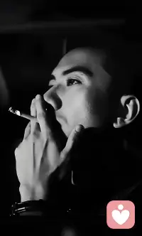 你知道男人最怕什么吗？我猜你大概率从来没有认真想过这个问题。你看他每天出门一脸平静，好像什么都能扛得住。下班回家之后沉默吃饭，刷会手机倒头就睡了。他不喊疼，你就以为他不会疼。他不说累，你就真的觉得他不累。他没对你提要求，你就认为他无所求。

但是你们要知道，沉默不代表无感，不说出口的委屈往往伤的最深。男人是能够忍很多事的，他可以连续加班一个月，可以啃着10块钱的盒饭也觉得没什么。他可以穿三年同一件外套，用着旧的手机，却舍得给你买最新款的包。他可以被客户骂，被领导训，出了公司门点一根烟深吸一口气，他又像个没事人一样了。

苦他不怕，累也不怕，丢人他更不怕，他只怕一件事，拼尽全力回到家却没有一丝温度。他怕他捧出所有的真心，你却觉得理所当然。他怕他咬牙向前冲的时候，你一盆冷水浇下来，笑他你有什么用？他要的真的不多，他不是要什么大富大贵，也不是什么惊喜浪漫。他可能只是累瘫在沙发上的时候，你递来的一杯热水。深夜加班回家，你在锅里留的一碗热汤。被生活压得喘不过气的时候，你轻轻一句没事有我呢。甚至它就只是一个什么都不说，却充满理解的拥抱。

这些瞬间就能够让他重新蓄满力量，因为他知道所有的付出都被看见了，所有的辛苦都被心疼着呢。为了这个他第二天就能继续爬起来，心甘情愿的去为你战斗。男人不是钢铁铸的，他只是一直在用肉身为你挡风遮雨。他也会脆弱，他也会无助，他也会期待一份温柔的支持。

可是有多少男人直到心彻底凉透了，也没等来一句你辛苦了。所以别再说什么他好像什么都不需要，他不是不需要，他只是习惯了沉默，习惯了付出，习惯了做一个不会哭不会要的人。但是他心里比谁都渴望那个他拼尽一切去守护的家，也能够给他一点理解和温暖。

真正击垮一个的从来都不是外面的苦难，而是家里的冷漠。而能够让他无惧风雨的也不过就是一句懂得，一份心疼，一盏为他一直而亮的明灯。