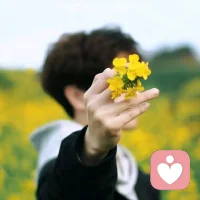 任何时候，
一个人都不应成为自己情绪的奴隶，
而应成为情绪的主宰者，管理好自己的情绪。
就像《人生没有什么不可放下》里所写：
淡定之人往往抱有顺其自然的心态，
不为外界事物所困扰，
坚信人生的每一天都是美好的。
或许步入中年，总是感慨万千：
“要接受自己看错人，
接受付出没有回报，
接受真诚确实有抵达不了的地方。
当下全力以赴，事后不后悔每一个决定。
过好每一个今天，
才是对过去的自己最大的诚意。”配图