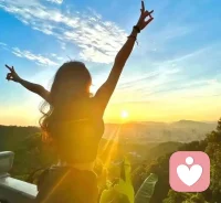 “女人一定要找一个，格局比你大，能力比你强，
眼光比你长远，教你人情世故。
伴你一起成长的男人，
而不是凡事让你独当一面，
遇事只会抱怨你的人。
能让你温柔的人，
肯定给了你极致的爱，
能让你沉默的人，
肯定给了你极大的伤害，
能让你暴躁的人，
肯定让你受尽了所有的委屈，
这世上从来没有感同身受，只有冷暖只知。”配图