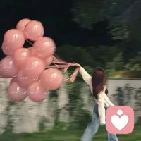 你困了就直接睡，我们还有明天！
你醒了就发消息，我看到就会回！
忙碌时各自努力，想起时就来找我！
快乐可以分享，烦恼也能倾诉！
哪怕是琐碎日常或偶尔抱怨，
我都会用心倾听，你一直在这里，你不必伪装！
不用怕说错话，你有你的天地，我有我的小事！
不需要立即回应，不需要过多解释！
因为我们明白生活总有轻重缓急！
我们有的是时间，把没讲完的话慢慢补全，把零散的片段拼成故事！配图