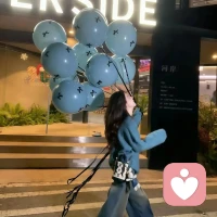 你困了就直接睡，我们还有明天！
你醒了就发消息，我看到就会回！
忙碌时各自努力，想起时就来找我！
快乐可以分享，烦恼也能倾诉！
哪怕是琐碎日常或偶尔抱怨，
我都会用心倾听，你一直在这里，你不必伪装！
不用怕说错话，你有你的天地，我有我的小事！
不需要立即回应，不需要过多解释！
因为我们明白生活总有轻重缓急！
我们有的是时间，把没讲完的话慢慢补全，把零散的片段拼成故事！配图