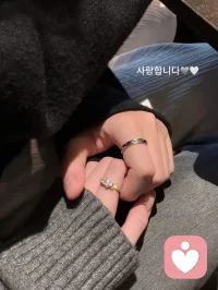 有很多人活了半辈子，都没搞懂什么是家，一个温馨的家是两个人百分之百感情的投入和经营。知道另一半的苦衷，明白另一半的需求，体谅另一半的委屈，心疼另一半的付出，在对方累的时候给个拥抱，在对方苦的时候递一杯热茶，而不是整天想着谁付出的多。应该是想着怎么能让对方过得更开心。
婚姻是在柴米油盐中保持温情，是在鸡毛蒜皮里不忘初心。夫妻是要把我们放在我前面，要把家当成共同的港湾，要互相成就，而不是要互相拖累。无论是爱情还是婚姻，首先要学会自爱，有结果的叫付出，没结果的叫代价，明智的放弃，胜过盲目的执着，希望那些生活在水深火热中的人，能有勇气早点放下，拥抱新生活！配图