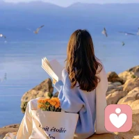 “你越是放松，结果往往越好，
人生就是很神奇，当你能够放松下来，
沉住气，不再急于求成，而是专注于打磨自己，
同时降低期待，反而更容易得到好的结果。
人只有在快乐的时候，运气才会变好，
你越快乐，一切美好便水到渠成，
心若向阳，好运自来。”配图