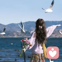 “别人都在演戏，就你还傻乎乎的当真，
别人早都看清了，就你还在原地执着。
原来最傻的人，从来都是真心的那个，
太懂事的人 最不被珍惜。
你总想着体谅别人，却忘了最该心疼的是你自己。
你以为真心就能换真心，
到最后你会发现，
最傻的人从来都是那个最认真，最心软的人..”配图