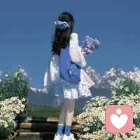 放自己一马，我不会因为过去的狼狈就否定自己，不会因为别人的看法就怀疑人生，更不会因为无法挽回的选择把自己困在原地，恰恰是那些走不过去的时刻，让我学会了拥抱不完美的自己，人生本就没有绝对圆满，也没有人能做到毫无瑕疵。你不必逼自己完美才配被爱，那些藏在你身上不完美的小缺点从来不是遗憾，而是独属于你的温柔棱角与独特印记，往后余生，请好好偏爱自己，世间所有温柔最先该留给的人，从来都是你自己，不必渴求他人认可，更无需向谁刻意证明，永远善待自己，永远站在自己这边。配图
