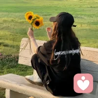 去赴喜欢的约，去看治愈的海，不为难自己，就是这世间最高级的修行，人生这道减法题，减去多余的负累，别等来日，只看今朝。讨好世界不如富养自己，身体无恙，心里有光，哪怕只是顺其自然地忙碌着，也已经是人间清醒的好光景。配图