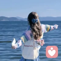 我们的手掌很小，
握不住风，留不住云，也留不住所有想要的人。
遗憾本就是人生常态，
不必纠结于失去，
那些看似错过的，或许本就不属于你。
顺其自然，不慌不忙，
拥有时珍惜，失去时释！配图
