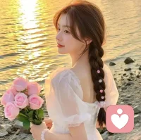 终于有人把偏爱说透了。所谓偏爱，就是旁人都在讲道理，唯独他愿意哄你；世人都在计较对错，唯独他一心护着你。再忙再累也会惦记你，再生气也不会丢下你，把所有温柔都留给你。偏爱从不是说说而已，是细节里藏不住的宠溺，是你一回头，他永远都在身后。最让人安心的从不是甜言蜜语，而是被人坚定选择、无条件偏袒，是满心都是你的那份独一无二的例外。原来被人坚定偏爱，才是最踏实的底气。