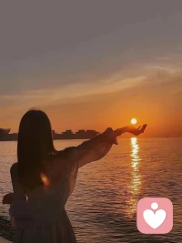 每一份感情，都是在理解中永恒，每一种相处，都在包容中幸福。人与人之间，总有邂逅，心与心之间，总会生情。有的感情，无关年龄，无关容貌，只是倾心有染的一种执念，无关距离，却海枯石烂，最深的爱，总是风雨兼程，最浓的情，总是冷暖与共，最懂的人，才是最真的爱，最长久的人，才是最暖的伴！配图