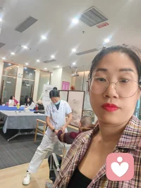 - 不扰不喧惟静候，温柔为你守长空。配图