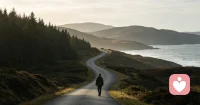 【人生只有一条路：以自己喜爱的方式过完这一生。】
我们总被世俗的“有用”裹挟，忙着追赶标准里的成功。可生活从不是单一的答卷，热爱、闲暇、探索，都是生命里不可或缺的风景。不必活在别人的期待里，忠于内心，松弛前行，便是最好的活法。
其一，沉下心奔赴热爱，哪怕在外人眼中毫无意义；
其二，学会适度放空，静静与本心相处，于恬淡中体悟自在；
其三，不断探索自我，大胆尝试种种可能，不求功成，只为认清自己。配图