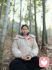 🌙 深夜两点，还没睡着的你，辛苦了。
我知道，此刻你不是在休息，你是在和自己的焦虑“正面刚”。
 
送你一个今晚就能用的小方法，不求立刻睡着，只求这一刻的心安：
 
【3分钟身体扫描法】
关掉所有光源，平躺下来。
从头顶开始，慢慢感受：额头松了吗？眉毛舒展开了吗？嘴巴是否紧闭？
一点点往下，感受肩膀、胸口、腹部、双腿。
 
你会发现： 焦虑时，身体是紧绷的。
我们不用睡着，只需要通过呼吸，让紧绷的肌肉一点点松下来。
 
身体松了，心就静了；心静了，困意自然就来了。
今晚，我们只专注于放松，不执着于结果。晚安。