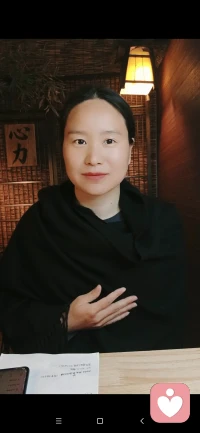 生活的诗意，从不在远方，就在一饭一蔬的烟火里。
今天晚上我给家人做的饭！炒一盘白菜、土豆丝，做饭的时候全心投入，不慌不躁。
饭菜简单，孩子尝了一口，嗯，味道不错，儿子也很喜欢吃白菜。孩子爸爸一脸疑惑的问我，这个白菜怎么能炒的这么嫩，这么好吃呢？
人间烟火气，最抚凡人心。这个就是生活里的小确幸吧？

但是心乱时，连一顿饭都尝不出滋味；心安时，家常便饭也满是甜蜜。
把心放回当下，好好感受每一餐、每一刻，幸福自然悄悄生根。

愿你在烟火里也能活出温柔与诗意，有困惑欢迎来找我聊聊～配图