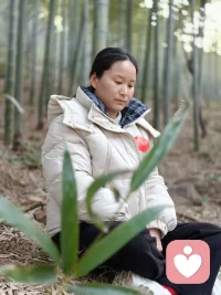 午间调频(心里默念):我全然接纳当下的自己。
我看见自身的光芒。
我不断创造独特价值。
我值得被温柔以待。
我向着更好的自己前行。配图