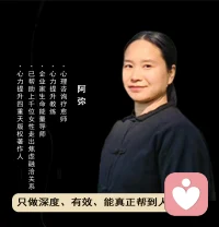 好的感情，是两个人并肩站着，一起看世界，而不是一个人躲在另一个人身后，活成影子。
 
它不是让你失去自我，而是让你因为被爱，更敢做自己；不是单方面的消耗，而是彼此滋养，你累时我托一把，我难时你撑一下。
 
如果一段关系让你越来越卑微、越来越不像自己，那它从来都不是对的人，而是困住你的茧啊！配图