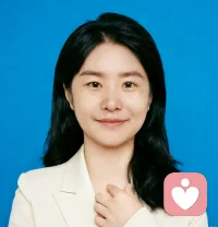 今天来跟姐妹们聊一个特别戳心的话题：婆婆没边界感、总爱插手小家庭的事，作为媳妇，到底怎么做，才能不伤体面、不撕破脸，又稳稳守住自己女主人的位置，不让自己一直委屈内耗？
 
其实很多时候，我们不是怕婆婆，而是怕一争就伤和气、怕老公为难、怕外人说闲话。但越是忍，对方越容易越界。真正聪明的做法，不是硬碰硬，也不是一直忍，而是温柔但坚定地立边界：不指责、不抱怨、不解释太多，只清晰、平静地表达“这是我们小家庭的决定，我来安排就好”。
 
边界立住了，她自然慢慢收敛；你守住了底线，情绪才不会被牵着走。家庭和睦，从来不是一方无限退让，而是彼此都有分寸。如果你也正被这种事困住，不知道具体怎么说、怎么做才自然不尴尬，欢迎来找我聊聊～配图