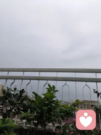 在意别人眼光的我们，常常活在别人的期待里，却忘了自己内心的声音。其实，我们每个人都有独特的光芒，不必借他人的眼光来照亮自己，勇敢做自己，才是最闪耀的模样!配图