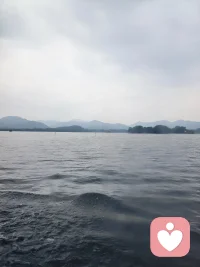 很多家长困惑，明明拼命赚钱养孩子，却换不来体谅。
忽略立规矩的家庭教育，只提供生活费，少了沟通，少了言传身教，
礼貌、感恩、敬畏，都是从小一点点立出来的，配图