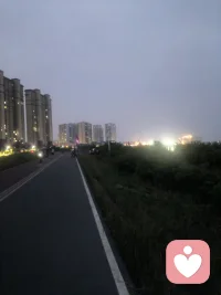 心理学里常说本自具足。每个人内在都拥有解决困境、治愈情绪的能力。
外在的困顿大多源于内心：执念过往、畏惧未知、在意旁人眼光，层层心结锁住内在能量。
放下向外索取，试着和自己和解，遗失的力量，一直在心里从未走远。
 
#内在成长 #本自具足 #心理感悟配图