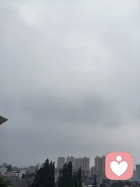 我们常常忽略，天气的冷暖阴晴，会悄悄影响心境。当心情莫名低落、烦躁时，不妨停下来觉察：是外界环境带来的波动，还是内心本就藏着情绪？看见它，便已是治愈的第一步。