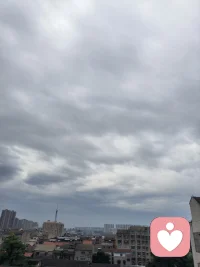 长久以来大家都说，中国男人羞于表达，父亲的爱永远沉默内敛。
可我始终觉得，父亲更要学会主动袒露心意。
一份敢于说出口的父爱，是女儿最硬的底气，让她不缺自信、懂得珍视自己；也是儿子最好的成长范本，教会他柔软、坦诚地去爱人。
默默付出从不是标准答案，直白的爱意表达，才能给孩子长久治愈的滋养。今天想对所有爸爸说，大胆告诉你的孩子，你很爱他。配图