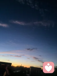 慢慢才懂个人意识觉醒，不是一下子变得通透完美。
是不再拿高标准捆绑自己，分得清头脑的苛责，和内心真实的疲惫；
学会划清和他人情绪的边界，不必承接所有人的苦难；
允许自己卡顿、迷茫、身体不适，接纳所有不完美，把温柔先留给自己。