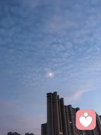 夏天的傍晚，出门散散步挺好的，吹吹风，看看月亮和星星挂在天空，出门就可以换个心情!